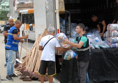 Nova Iguaçu continua a entrega das cestas básicas e kits de limpeza nesta quinta-feira (7)