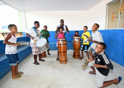 Oficina de percussão é sucesso entre crianças no CRAS de Corumbá, em Nova Iguaçu
