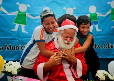 Alunos de escola de Nova Iguaçu comemoram Natal com grande festa