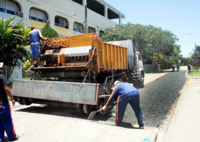 Ruas de Prados Verdes ganham asfalto novo e obras seguem na região