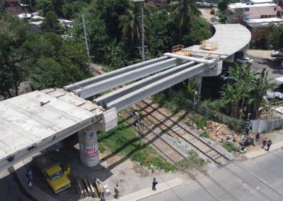 Passagem de nível da via férrea em Nova Iguaçu será fechada para obra do viaduto de Austin, com colocação de lajes pré-moldadas