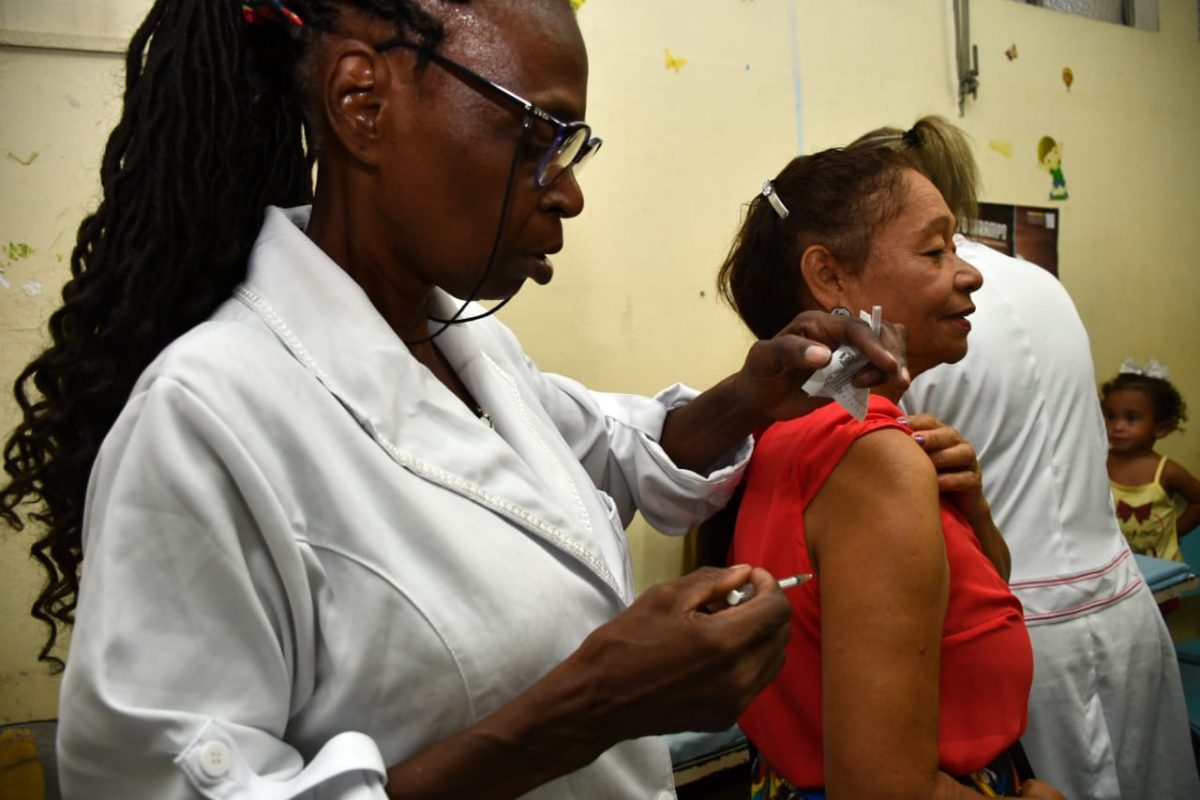 Campanha do Dia D de vacinação contra o sarampo no Centro de Saúde Dr. Vasco Barcelos, em Nova Iguaçu