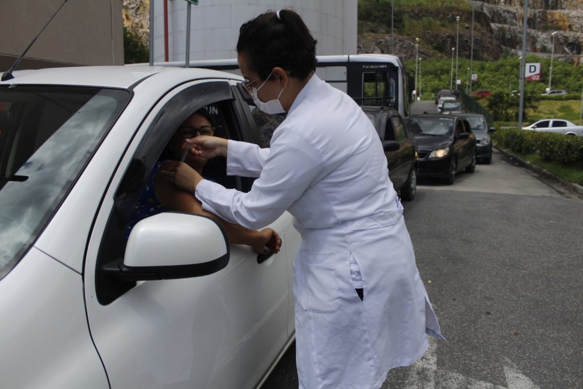 Idosa é vacinada contra a gripe no drive thru montado no Shopping Nova Iguaçu