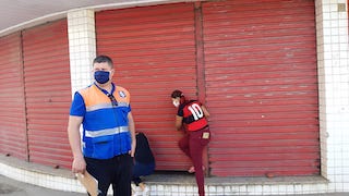 Lojistas fecham comércio após serem notificados por agentes da Secretaria de Segurança de Novoa Iguaçu