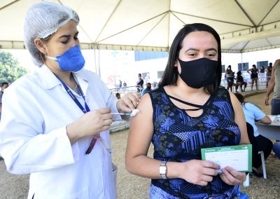 Nova Iguaçu vacina com dose de reforço pessoas acima dos 18 anos nesta quinta-feira
