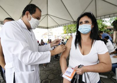 Nova Iguaçu vacina com dose de reforço pessoas acima dos 19 anos nesta quarta-feira
