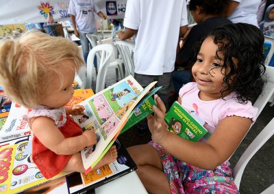 Cerca de dois mil livros doados em ações sociais em Nova Iguaçu