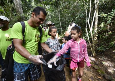 Mutirão de limpeza no Parque Municipal Natural de Nova Iguaçu