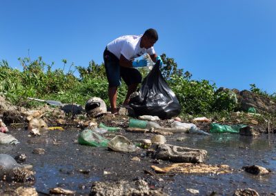 Prefeitura de Nova Iguaçu apoia Associação de Pescadores do Guandu em mutirão para retirada de lixo de lagoas