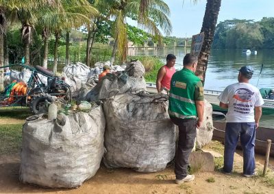Cerca de duas toneladas de material reciclável são retirados durante o “Mutirão de Limpeza nas Lagoas do Guandu”.