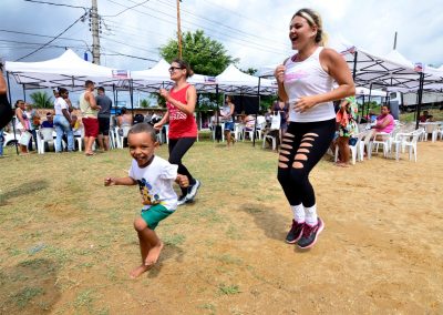 Programa Prefeitura Presente leva aula de zumba e alongamento aos moradores de Parque Todos os Santos