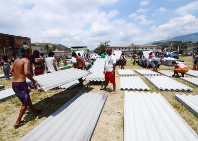 Prefeitura de Nova Iguaçu continua com entrega de telhas neste domingo