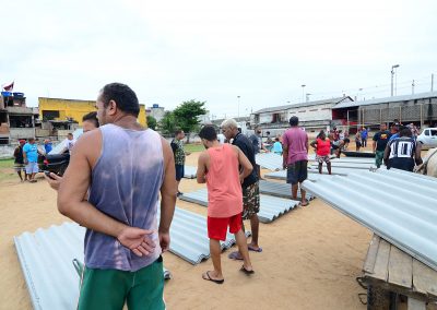 Mais famílias recebem telhas doadas pela Prefeitura de Nova Iguaçu