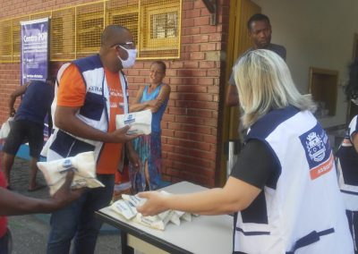 Prefeitura de Nova Iguaçu entrega kits de higiene para pessoas em situação de rua
