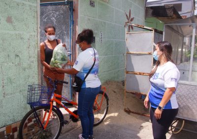 Prefeitura de Nova Iguaçu entrega cestas de alimentos da “Cesta Verde” em Comendador Soares e Austin