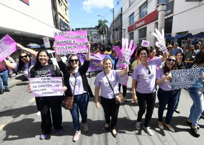 Mulheres vão às ruas de Nova Iguaçu pelo fim da violência doméstica
