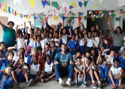 Atleta da seleção de handebol visita escola municipal de Nova Iguaçu