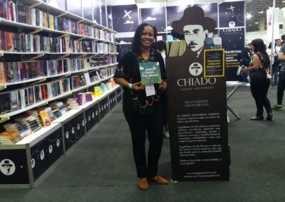 Professora municipal de Nova Iguaçu lança livro na Bienal