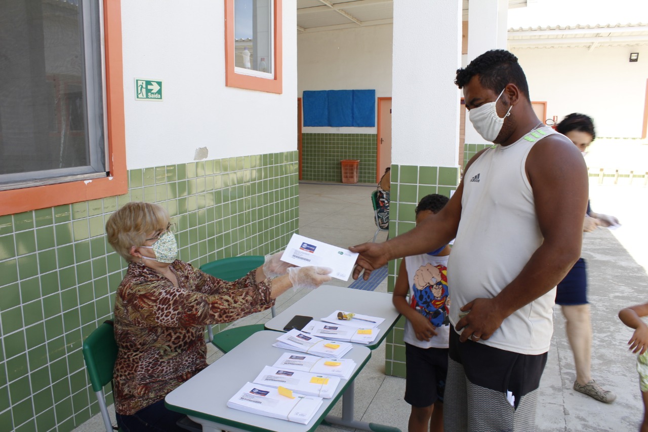Nova Iguaçu adianta quinta etapa da entrega de cartões-alimentação para estudantes da rede municipal