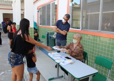 Alunos da rede municipal de Nova Iguaçu começam a receber cartões-alimentação
