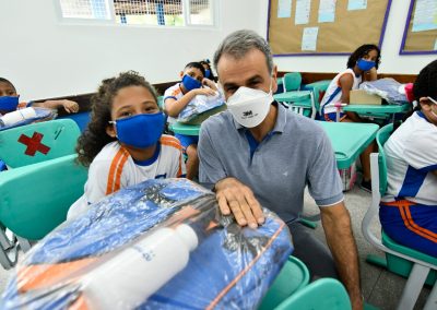 Nova Iguaçu antecipa entrega de novos uniformes e kit escolar para alunos da rede municipal