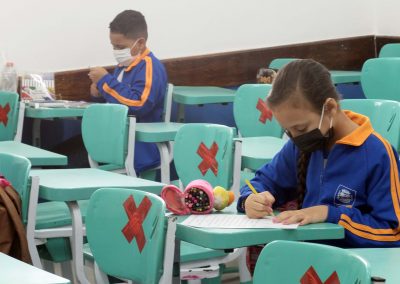 Nova Iguaçu começa a entregar novos uniformes para alunos da rede municipal