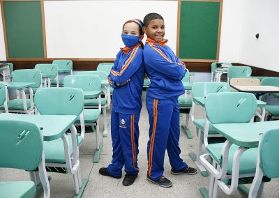 Alunos de Nova Iguaçu recebem uniformes para o inverno