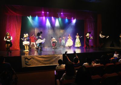Espetáculo com personagens da Disney encanta alunos com deficiência em Nova Iguaçu