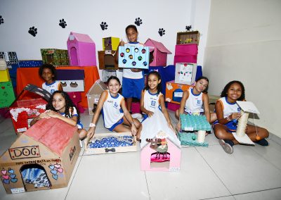 Alunos de Nova Iguaçu entregam mais de 300 itens *utilitários* para protetores de animais no projeto “Educar para Cuidar”