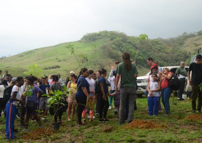 Alunos com deficiência participam de ação de reflorestamento em Nova Iguaçu