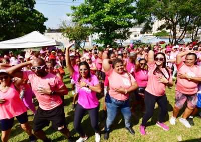 Caminhada do Outubro Rosa reúne cerca de 300 mulheres em Nova Iguaçu