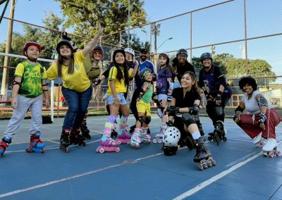 Aulas gratuitas de patins realizam sonhos de infância de mães e filhos em Nova Iguaçu