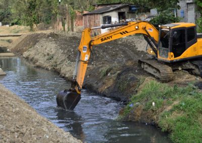Rios e canais de Nova Iguaçu são limpos para evitar enchentes no verão