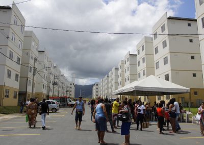 Moradores do Villa Provance, em Nova Iguaçu, recebem chaves de apartamentos