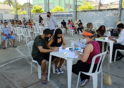 Futuros moradores do Parque Laranjeiras assinam contrato de propriedade de imóveis