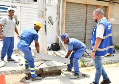 Prefeitura de Nova Iguaçu troca tampas e grelhas metálicas por peças de concreto para evitar furtos