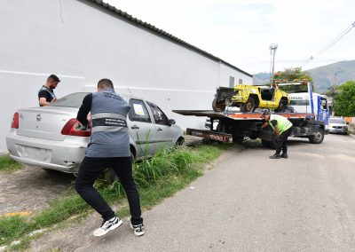 Prefeitura de Nova Iguaçu retira cerca de mil veículos abandonados e sucatas das ruas