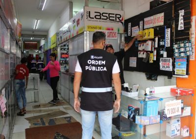 Agentes da Prefeitura fiscalizam comércio em Nova Iguaçu e fecham lojas de serviços não essenciais