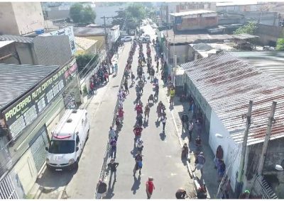 Prefeitura de Nova Iguaçu organiza fila diante de agência bancária para evitar aglomerações