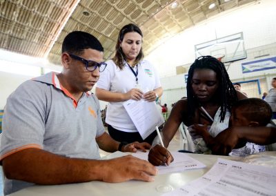 Beneficiários do Minha Casa Minha Vida assinam contrato para moradia no Vila Toscana