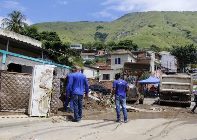 Equipes da Prefeitura de Nova Iguaçu prestam apoio à população atingida por temporal