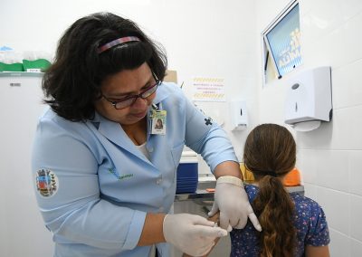 Unidades de saúde de Nova Iguaçu vacinam contra febre amarela durante o Dia P de pesagem do Bolsa Família