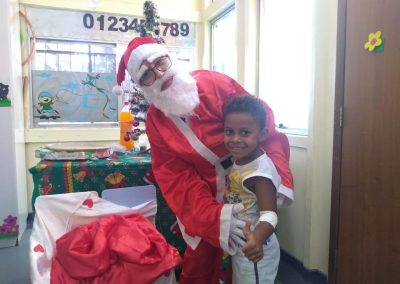 Crianças internadas no HGNI recebem a visita do Papai Noel