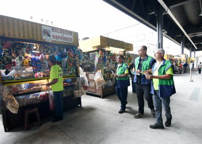 Orientação contra o mosquito da dengue nas ruas de Nova Iguaçu