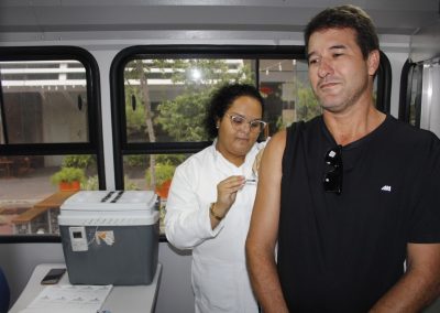 Ônibus da Saúde de Nova Iguaçu imuniza população contra o sarampo nos bairros da Luz e Cerâmica. Vacinação continua neste sábado (29)