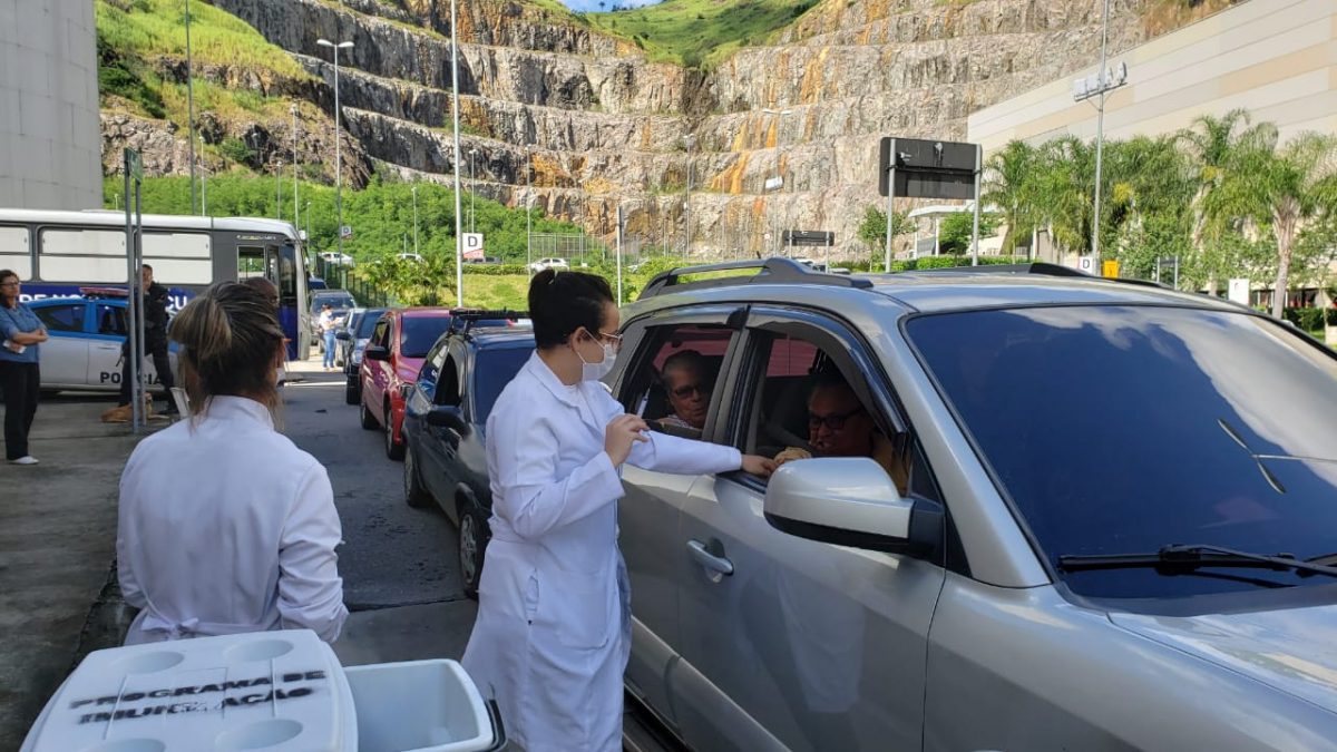 Iguaçuanos são vacinados contra gripe Influenza no drive thru do Shopping Nova Iguaçu