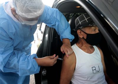 Nova Iguaçu vacina, nesta terça-feira (4), homens de 56 anos com comorbidades e profissionais de educação dessa mesma faixa etária