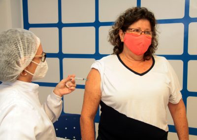 Nesta quarta-feira (12), Nova Iguaçu vacina homens e mulheres com comorbidades de 46 e 47 anos, puérperas e lactantes acima de 18 anos