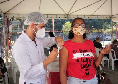 Nova Iguaçu inicia imunização com Pfizer. Cidade segue vacinando com segunda dose da Coronavac/Sinovac