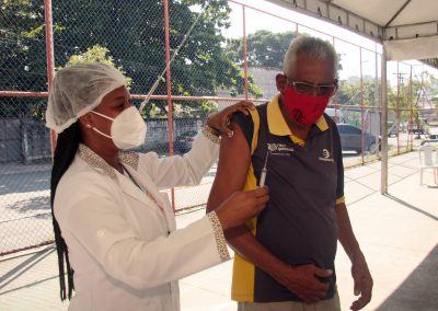 Nova Iguaçu vacina neste sábado (5/06) profissionais da rede privada de educação, pessoas de 58 anos e faz repescagem nos demais grupos